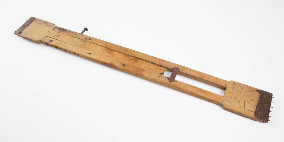 Vävspännare av omålat trä. Utskuren dekor. Märkt 1799 MS.
