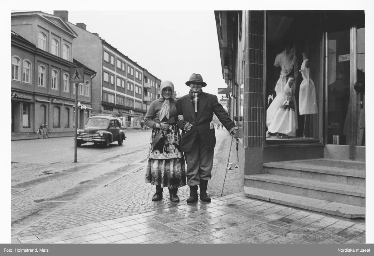 Påskafton: Påskkäringar, m m. 1960-talet. Kungsgatan-Spelmansgatan mot Norr. Utklädda ungdomar för påsk.