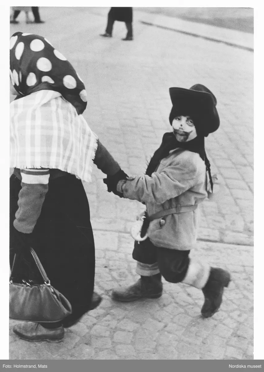 Påskafton: Påskkäringar, m m. 1960-talet. Porträtt av ett utklädd barn för påsk.