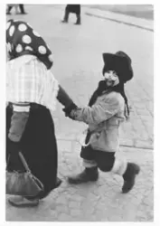 Påskafton: Påskkäringar, m m. 1960-talet. Porträtt av ett ut