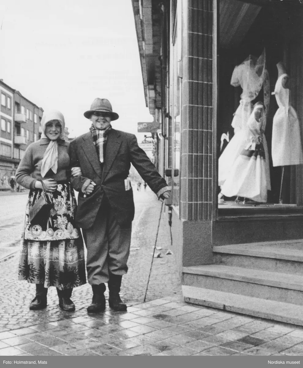 Påskafton: Påskkäringar, m m. 1960-talet. Kungsgatan-Spelmansgatan mot Norr. Utklädda ungdomar för påsk.