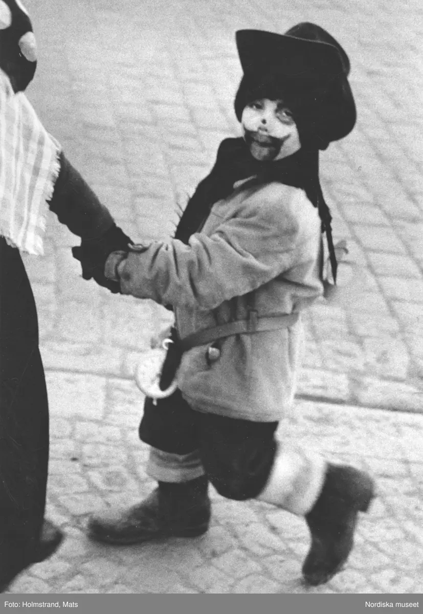 Påskafton: Påskkäringar, m m. 1960-talet. Porträtt av ett utklädd barn för påsk.