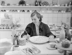 Dekorationsmålning av keramikfat, Ingrid Atterberg i sin ate