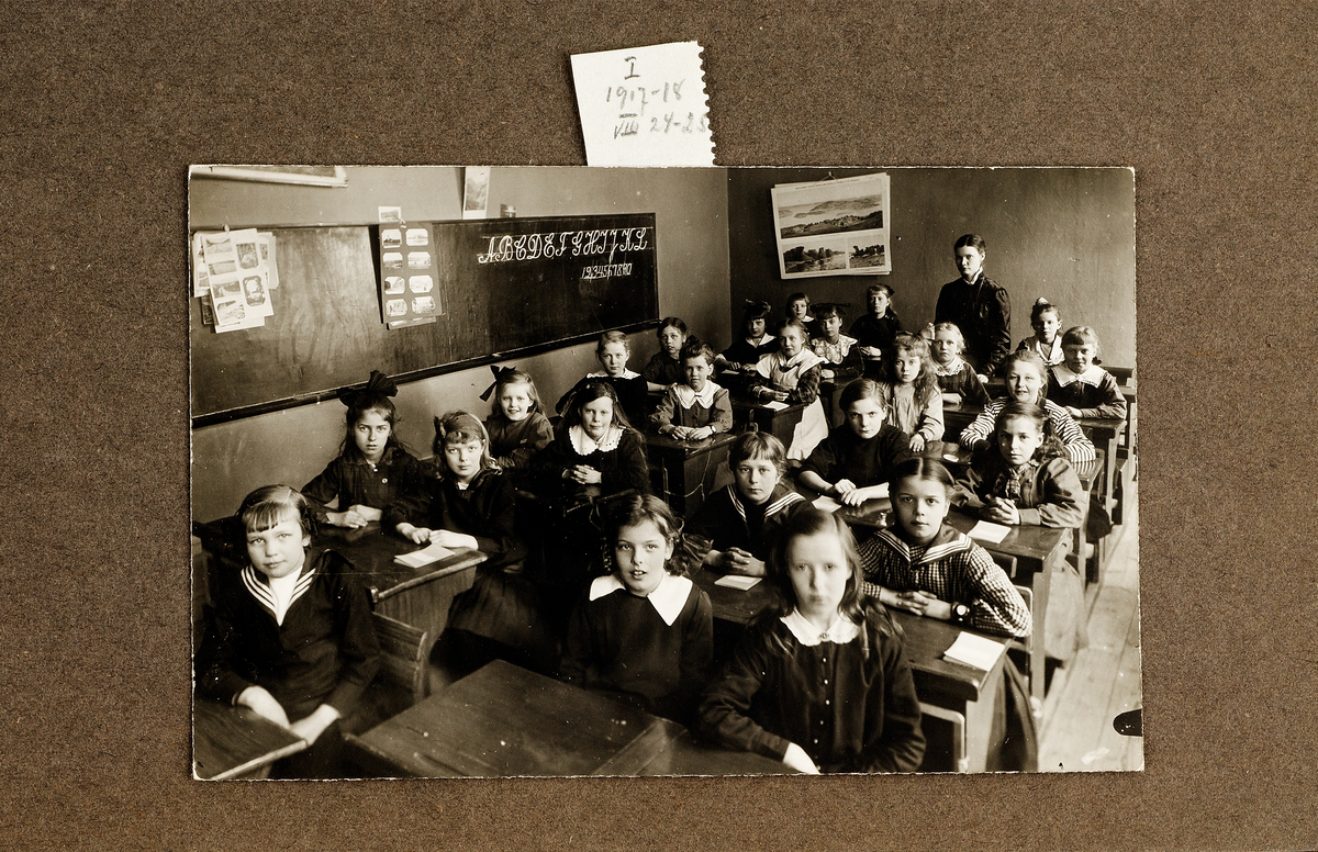 Lärare och elever vid Lindska skolan, kvarteret Ubbo, Uppsala