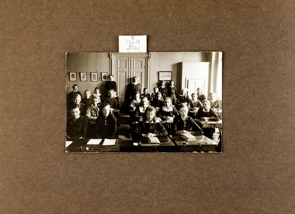 Lärare och elever vid Lindska skolan, kvarteret Ubbo, Uppsala