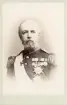 Porträtt av Oscar II med uniform och många medaljer.