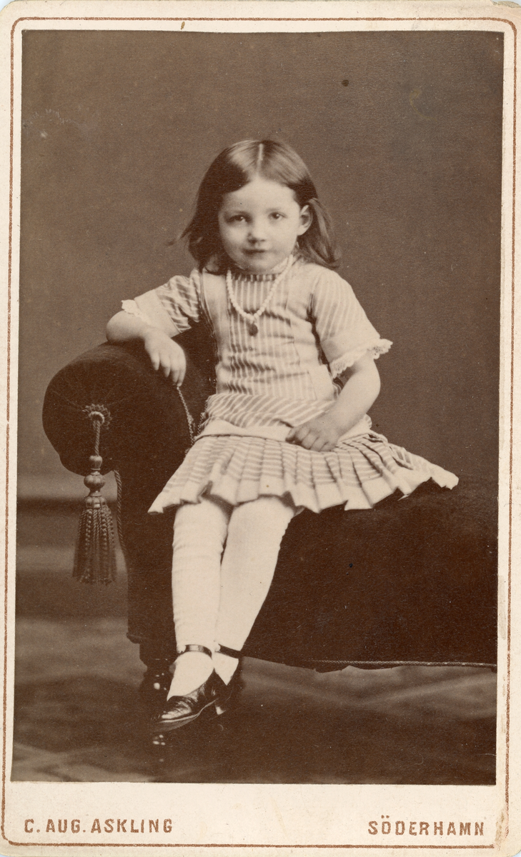 Porträtt av Sally Rettig. Text på baksidan: Tillhör mamma. "Mamma" är Ida Brolin, född 1850-08-26, Söderhamn.