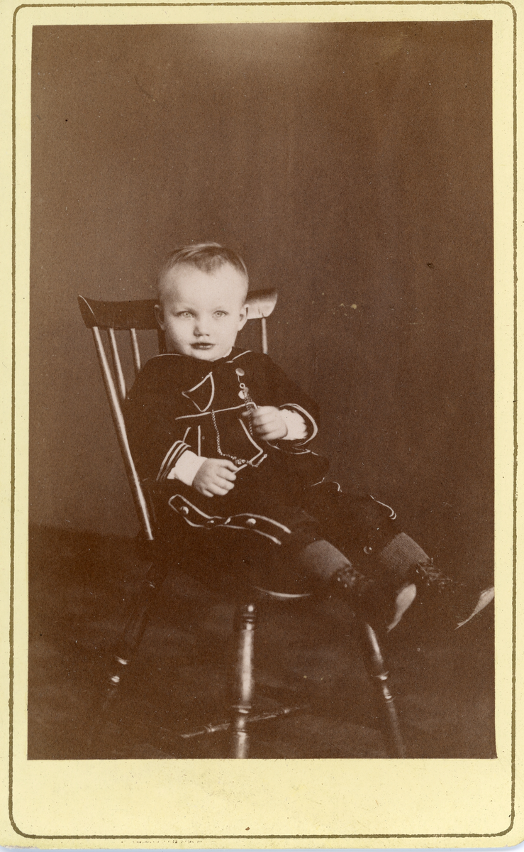 Porträtt av Karl Gustaf Rettig född 1875-05-20, son till Ida Brolin, Söderhamn., 1877. 
Text på baksidan: tillhör mamma.