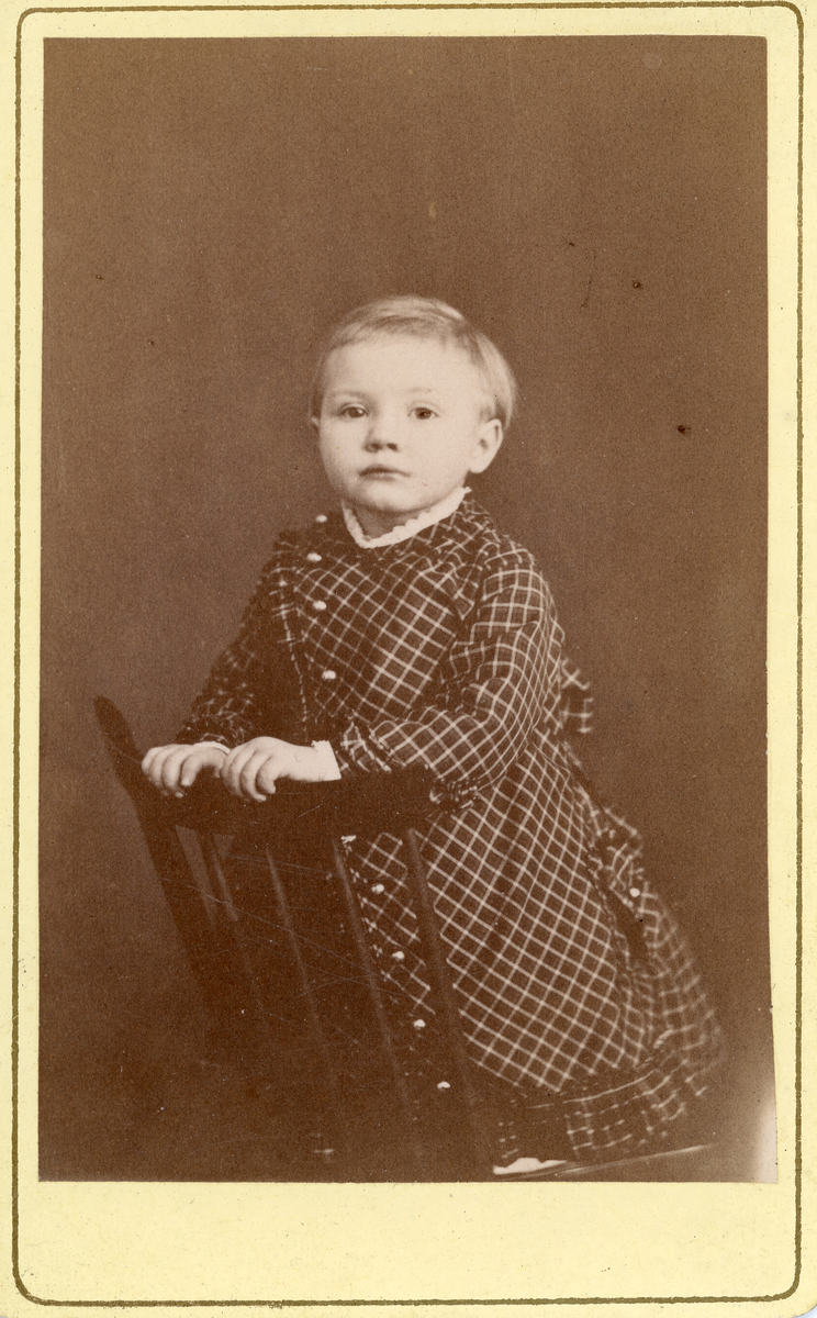 Porträtt av Edith Emmy Maria Rettig, den 8 november 1877, 3 år och 6 månader gammal, tillhör mamma.