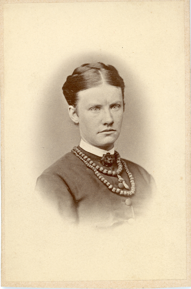Porträtt av Ida Brolin(osäkert). Text baksida kort: "mycket olikt ej bra"?