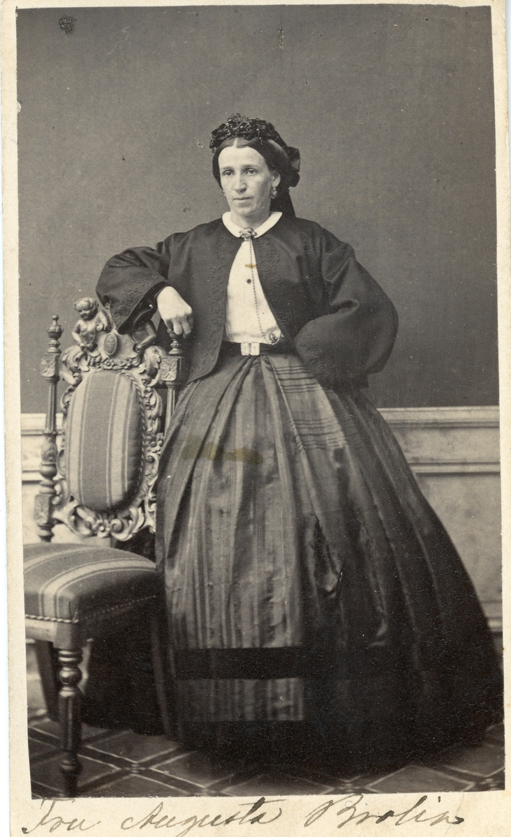 Porträtt av fru Augusta Brolin (enligt text framsida kort). Text på baksida kort: "Söderhamn 1864, 23/2? Augusta Brolin".