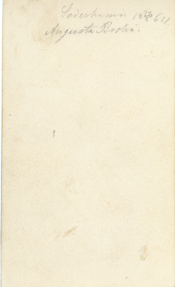 Porträtt av fru Augusta Brolin (enligt text framsida kort). Text på baksida kort: "Söderhamn 1864, 23/2? Augusta Brolin".