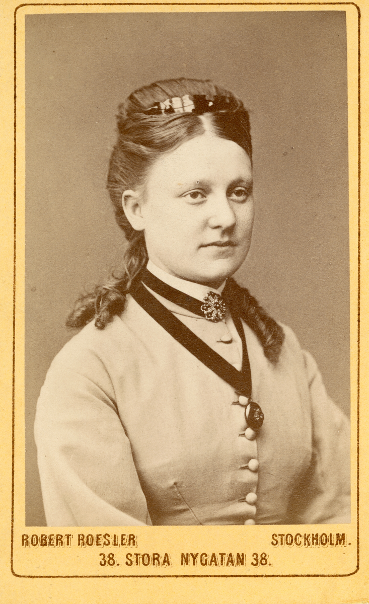 Porträtt av Anna Hillman, född enligt bild 8/6 1872. Tillhör Ida Brolin (1850-1912), eventuellt kusin till Anna.