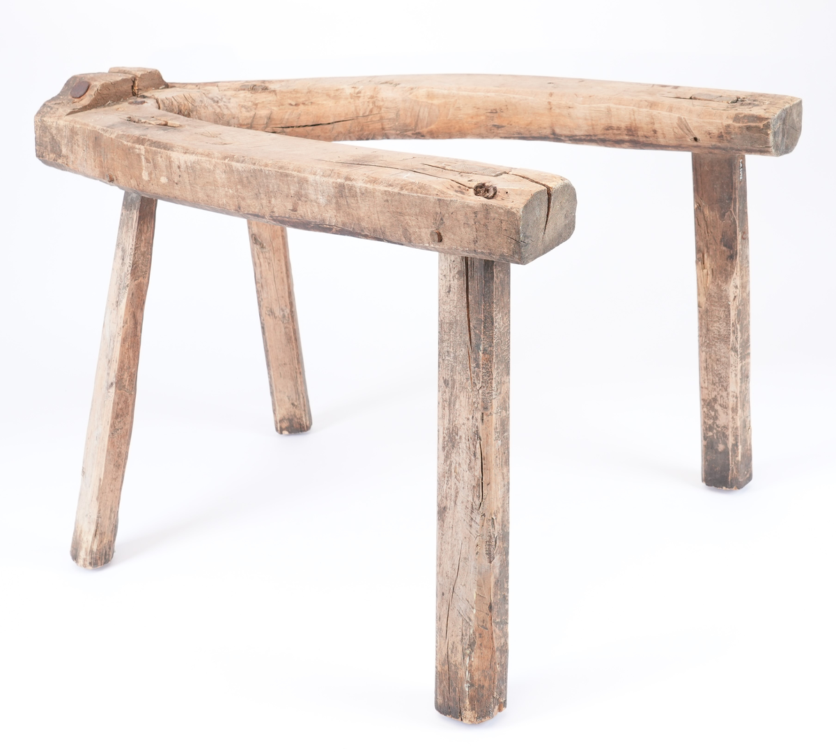 Krakk til bakstebord. Krakken er laga av eit kraftig V-forma trestykke og fire bein som går gjennom hol i dette. Beina er i tillegg festa med ein trekile hamra frå ovanfrå og ein trepinne som går på tvers av elementa. På den smale enden av stativet er det ei djup utskjering slik at bordplata ikkje kan bevege seg under arbeidstida. På den smale enden er det synleg eit stort sprekk som vart reparert med metallnaglar.