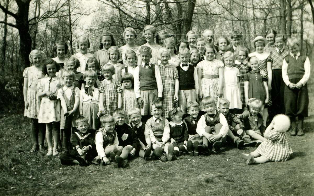 Kållered Missionsförsamlings söndagsskoleutflykt cirka 1935 - 1940, okänd plats. Söndagsskolärarna Gustav Johansson från Vommedal samt Svea Johansson, från Heljered.