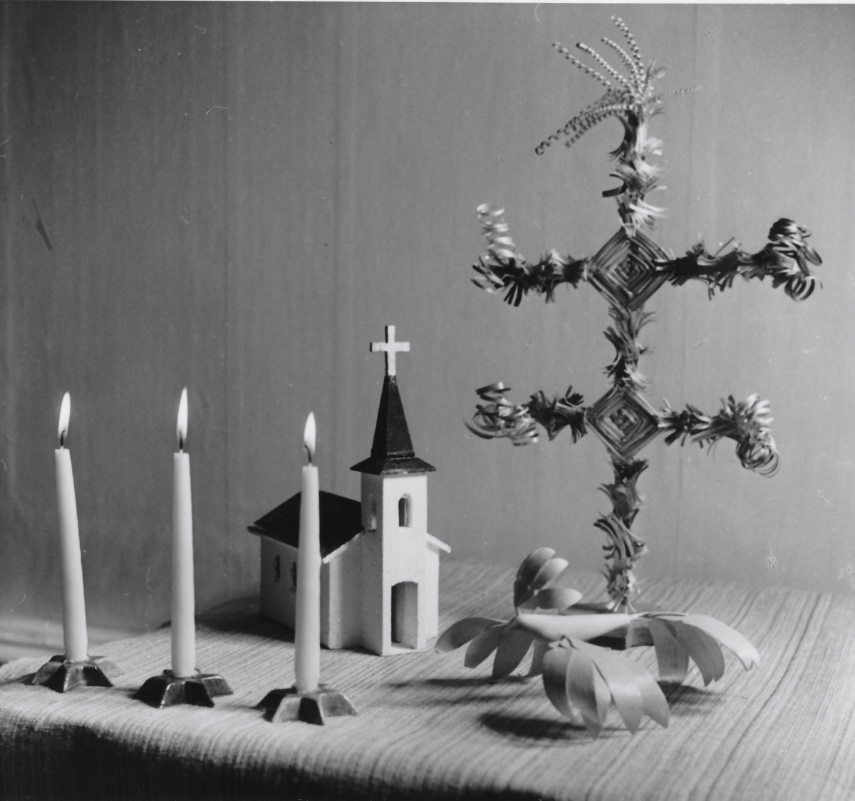 Julprydnad i form av en kyrka av trä, plywood och papper.