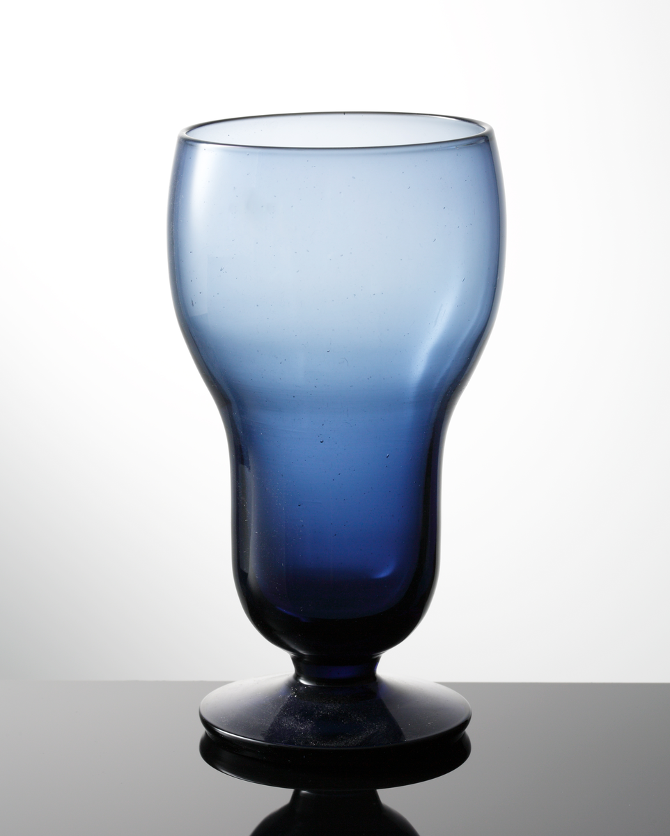 Blått ölglas på fot. Kupan i två etager med en smalare nederdel.