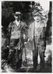 Fjärdingsman K G Hultén i Aneboda, ca 1920. Mannen till vänster okänd.
Kopia efter glasplåt.