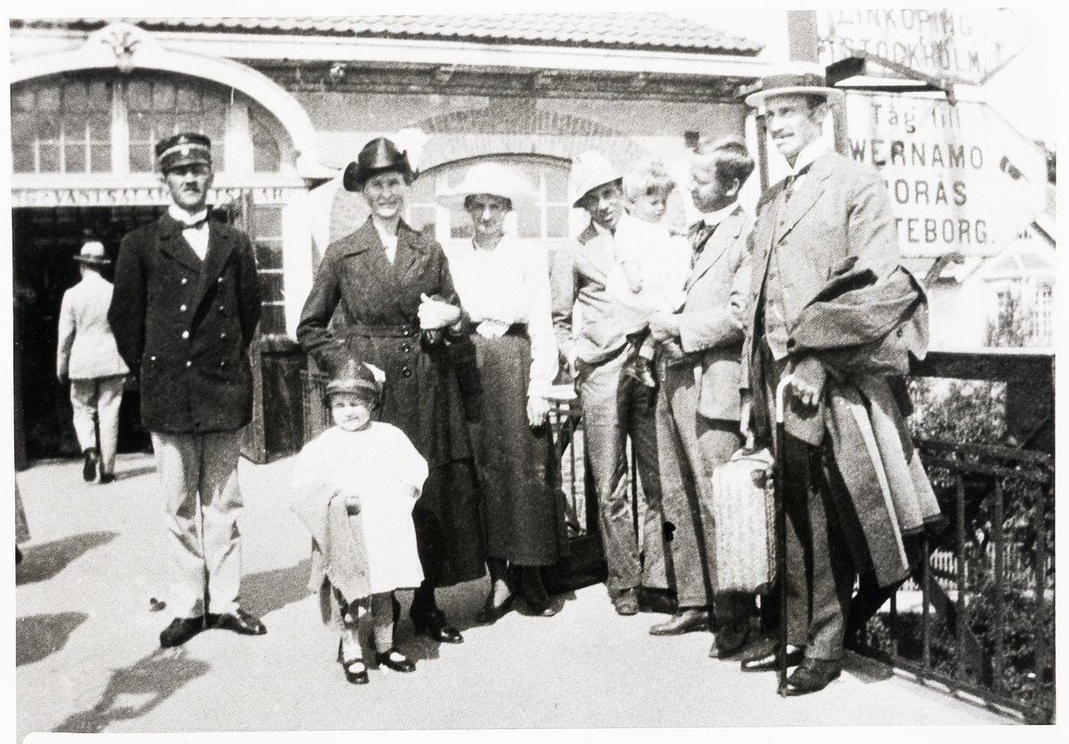 Poliskonstapel Per Ohlsson med släktingar på sambandsbron utanför järnvägsstationen i Alvesta, ca 1918-20.
Hör samman med PMV0133-2.