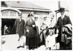 Poliskonstapel Per Ohlsson med släkt på sambandsbron utanför järnvägsstationen i Alvesta, ca 1918-20.
Hör samman med PMV0133-1.