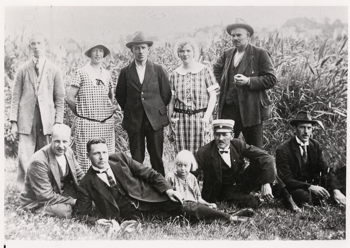Poliskonstapel Per Ohlsson, Alvesta, (första raden, 4:e fr. v.), på utflykt med några medlemmar ur Alvesta Handelsförening, ca 1925.