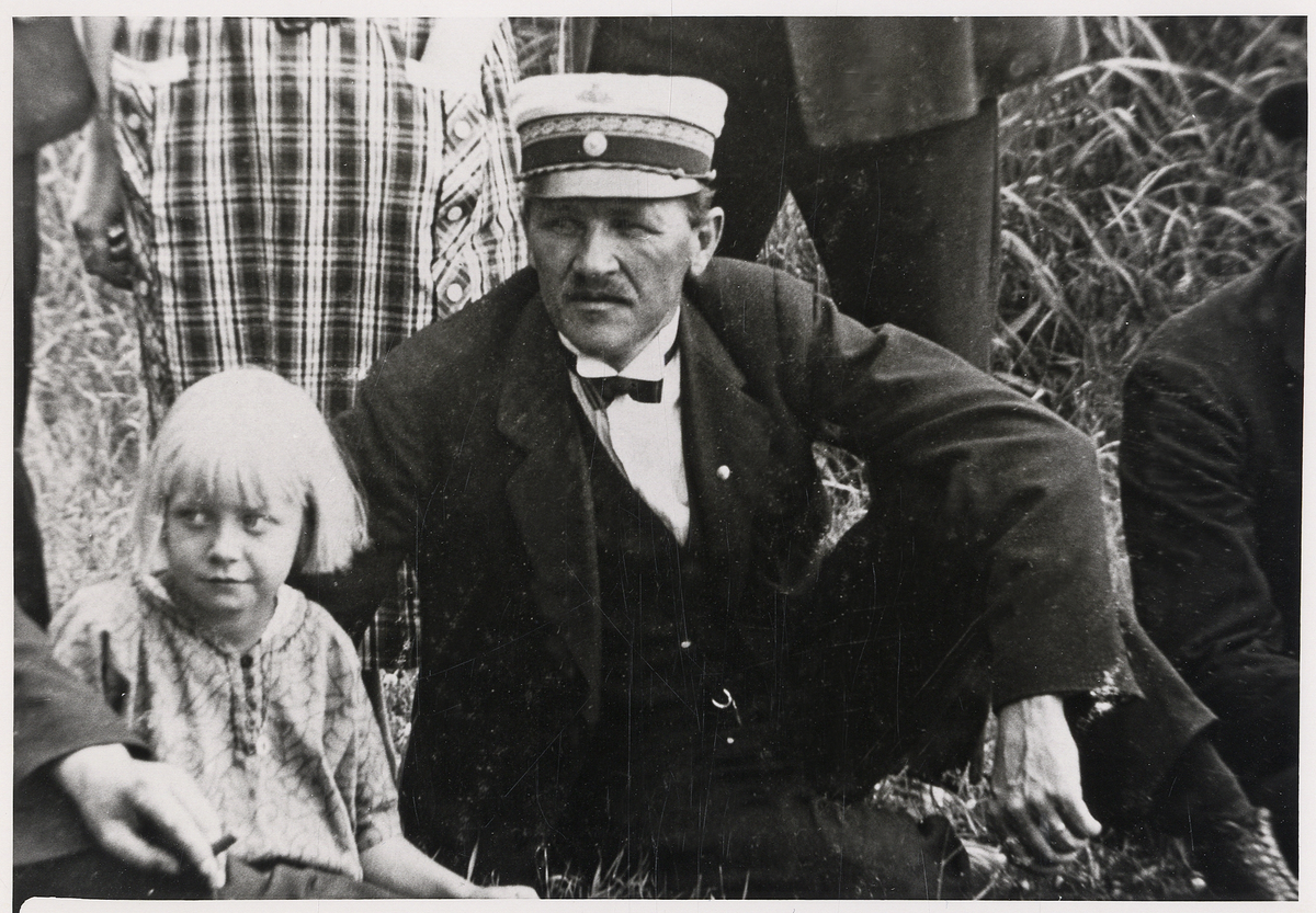 Poliskonstapel Per Ohlsson, Alvesta, (första raden, 4:e fr. v.), på utflykt med några medlemmar ur Alvesta Handelsförening, ca 1925.