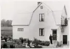 Poliskonstapel Per Ohlsson (och delar av familjen) vid det egna huset, Trädgårdsgatan (kv. Mården 4) i Alvesta, ca 1930.