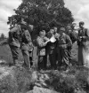 Hemvärnet, 28/6 1941. 
Ett antal män i hemvärnsuniform, håller genomgång med en karta,
vid några ekar.