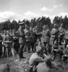 Hemvärnet, 28/6 1941. 
En officer håller genomgång med ett antal män i hemvärnsuniform.