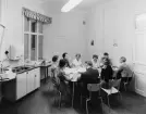Propagandaavdelningens personal samlad till eftermiddagskaffe i
lunchrummet (fönster åt gården)