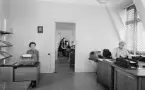 T.v. kanslibiträdet fru Berit J. Ågren vid avdelningens
telexapparat. I fonden chefen Karl Ranby i sitt tjänsterum.