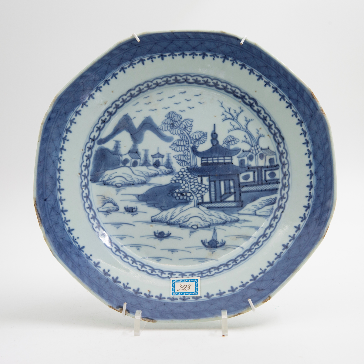 14 st djupa tallrikar Willow-mönster 23 st flata tallrikar. Blå underglasyrmålning med Willowmotivet, något olika från fat till fat. Jfr VM 01 614 och VM 01 530.
