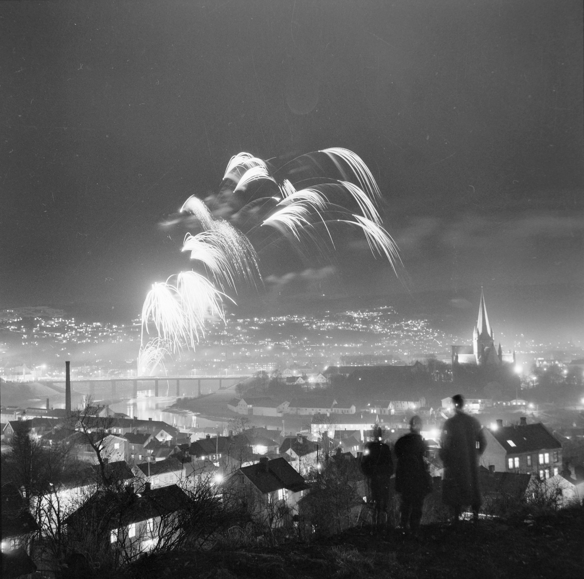 Fyrverkeri over Elgeseter bru under UKA-1957