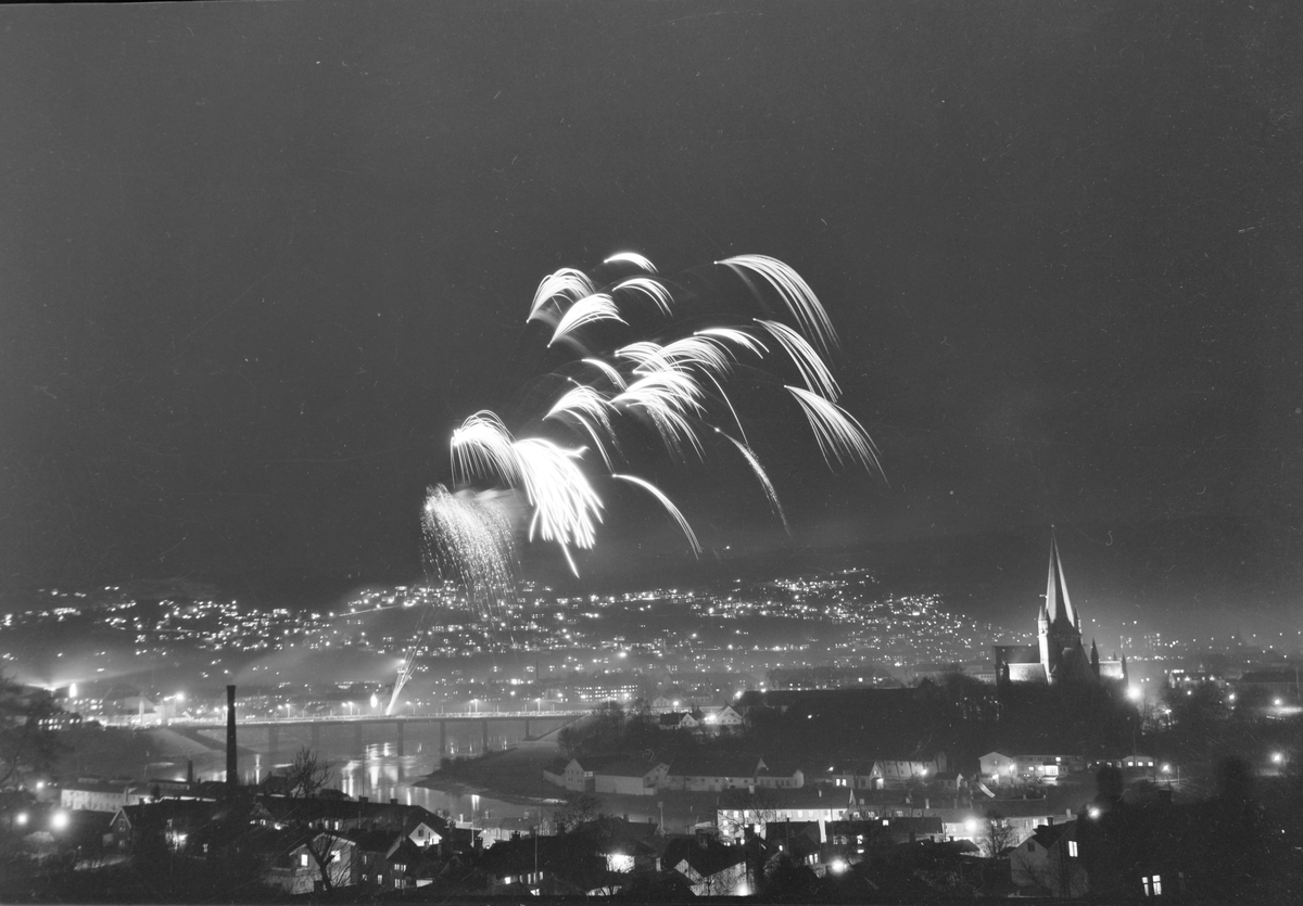 Fyrverkeri over Elgeseter bru under UKA-1957