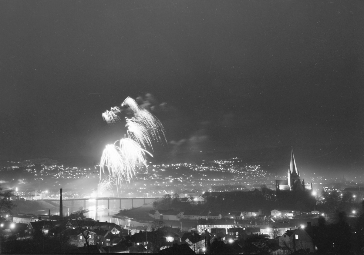 Fyrverkeri over Elgeseter bru under UKA-1957