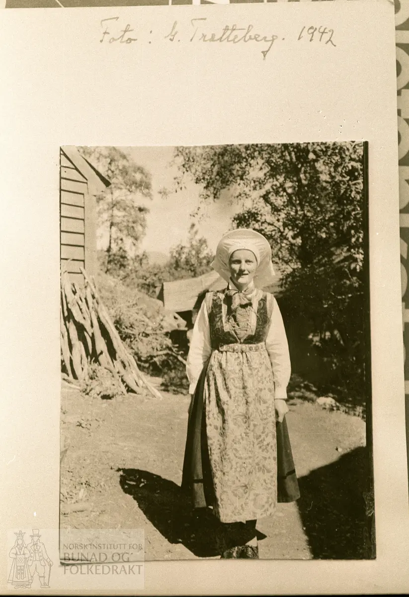 Fotoserie 1942 Gunvor Trætteberg. Tysnes
Skaut og køyse
Skautet, hårets oppbinding
Skautet, lin over håret
Skautet, valk over linet
Køysen eller lurehuen
Forklede, silke
Skautet