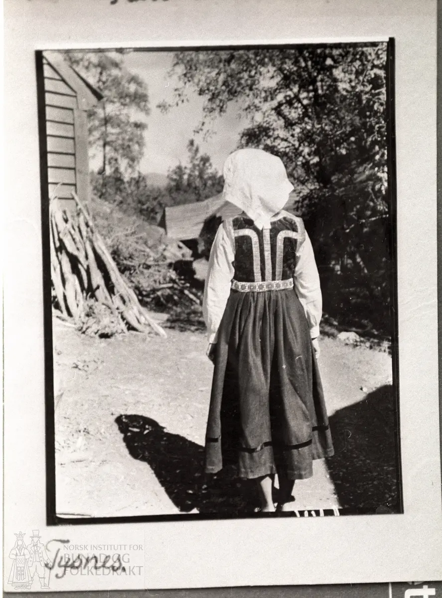 Fotoserie 1942 Gunvor Trætteberg. Tysnes
Skaut og køyse
Skautet, hårets oppbinding
Skautet, lin over håret
Skautet, valk over linet
Køysen eller lurehuen
Forklede, silke
Skautet