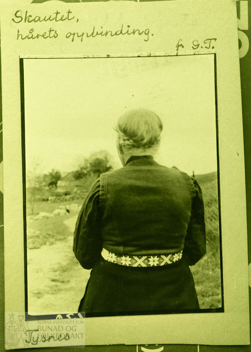 Fotoserie 1942 Gunvor Trætteberg. Tysnes
Skaut og køyse
Skautet, hårets oppbinding
Skautet, lin over håret
Skautet, valk over linet
Køysen eller lurehuen
Forklede, silke
Skautet