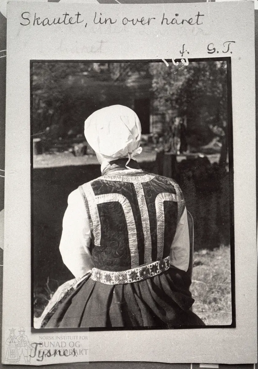 Fotoserie 1942 Gunvor Trætteberg. Tysnes
Skaut og køyse
Skautet, hårets oppbinding
Skautet, lin over håret
Skautet, valk over linet
Køysen eller lurehuen
Forklede, silke
Skautet