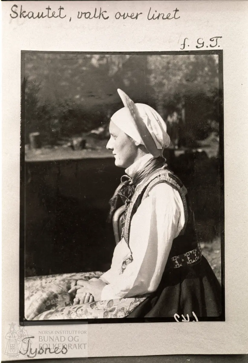 Fotoserie 1942 Gunvor Trætteberg. Tysnes
Skaut og køyse
Skautet, hårets oppbinding
Skautet, lin over håret
Skautet, valk over linet
Køysen eller lurehuen
Forklede, silke
Skautet