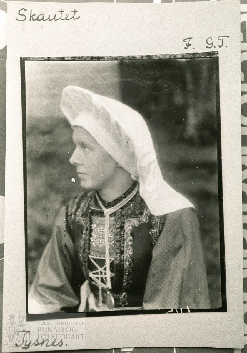 Fotoserie 1942 Gunvor Trætteberg. Tysnes
Skaut og køyse
Skautet, hårets oppbinding
Skautet, lin over håret
Skautet, valk over linet
Køysen eller lurehuen
Forklede, silke
Skautet