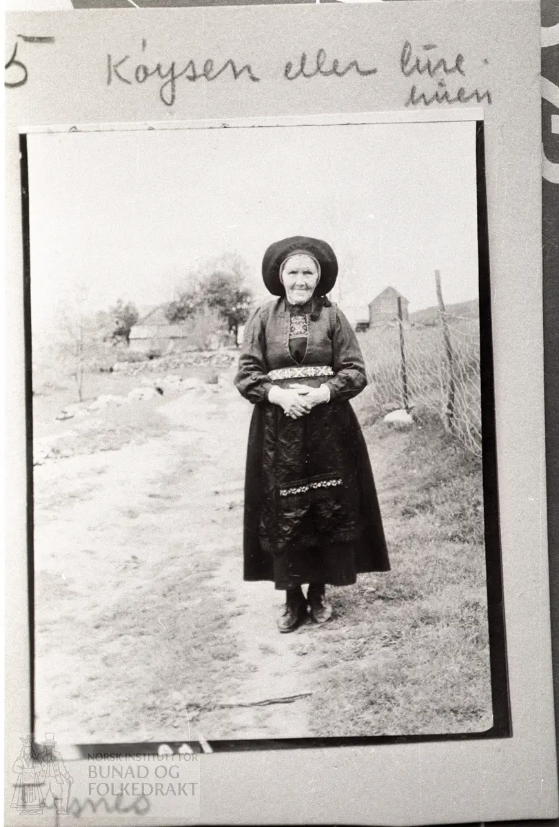 Fotoserie 1942 Gunvor Trætteberg. Tysnes
Skaut og køyse
Skautet, hårets oppbinding
Skautet, lin over håret
Skautet, valk over linet
Køysen eller lurehuen
Forklede, silke
Skautet