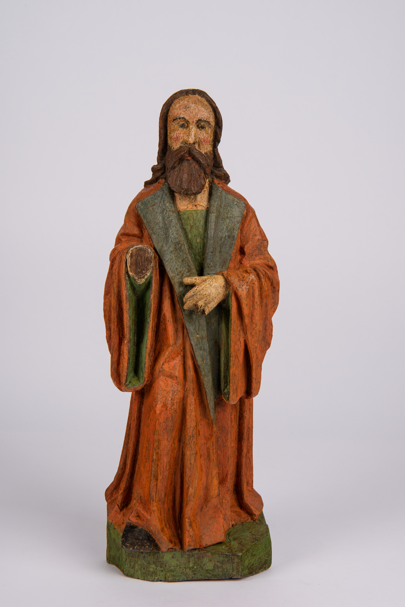 Utskåret og bemalt figur som framstiller evangelisten Lukas.