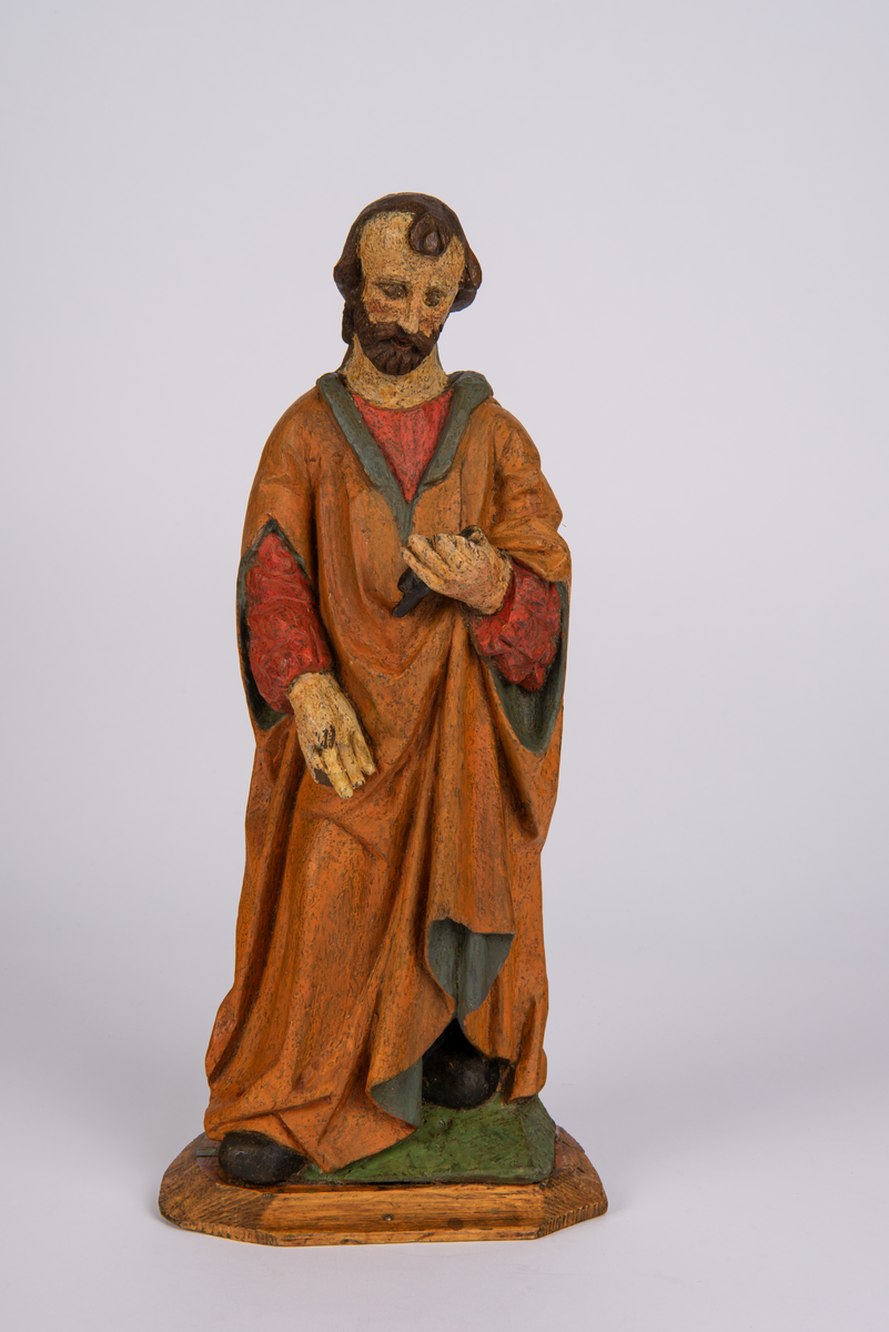 Utskåret og bemalt figur som framstiller evangelisten Markus.