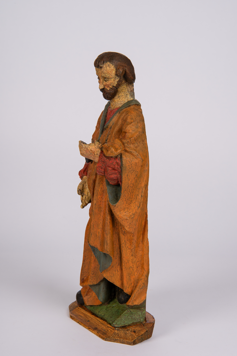 Utskåret og bemalt figur som framstiller evangelisten Markus.