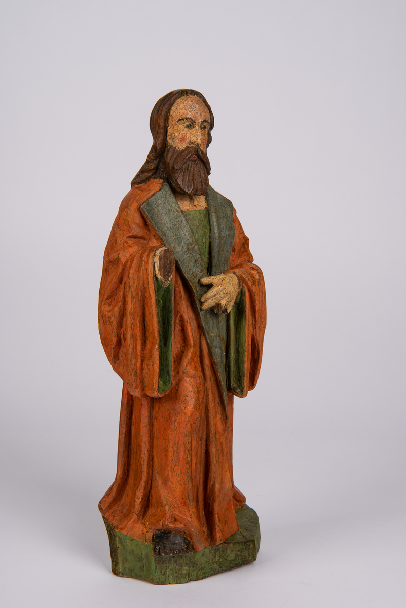Utskåret og bemalt figur som framstiller evangelisten Lukas.