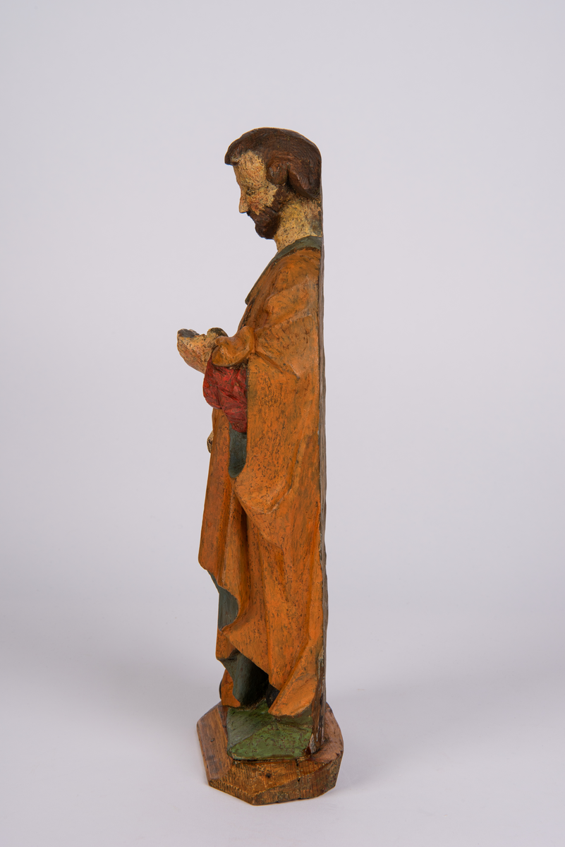 Utskåret og bemalt figur som framstiller evangelisten Markus.