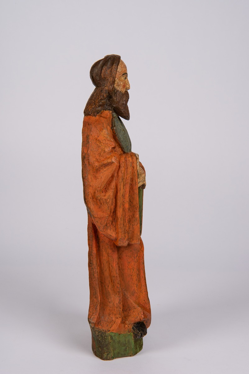 Utskåret og bemalt figur som framstiller evangelisten Lukas.