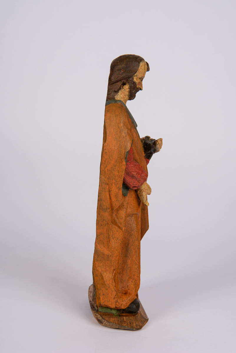 Utskåret og bemalt figur som framstiller evangelisten Markus.