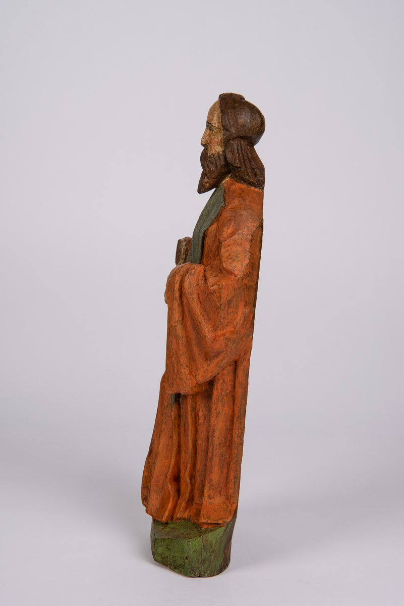 Utskåret og bemalt figur som framstiller evangelisten Lukas.